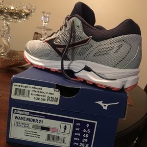 Women’s running shoe